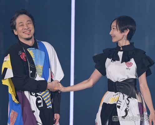 ひろゆき&西村ゆか夫妻「TGC」シークレット登場に会場沸く 手繋ぎランウェイに「気まずい」<TGC 2023 S/S>