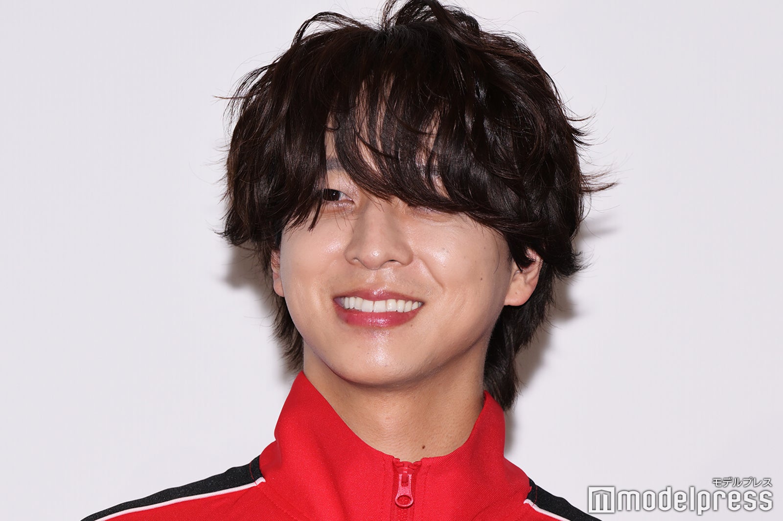 timelesz寺西拓人、前髪あり×赤ジャージ姿で“天才起業家”を再現 スマホなしで暮らせるのは「1日が限界」【迷宮のしおり】