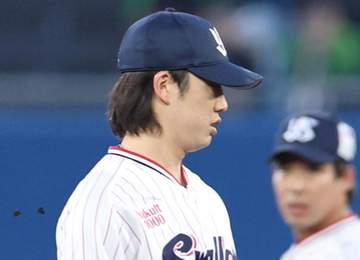 ヤクルト ショート・長岡に折れたバットが直撃 まさかのアクシデントに神宮騒然 ベンチへ下がって治療も再びグラウンドへ スタンドは大歓声