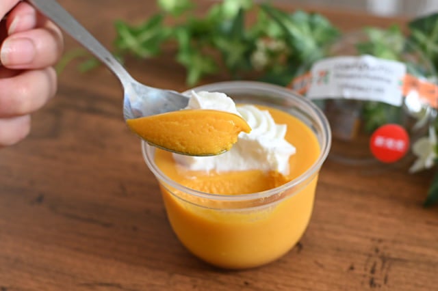 セブンイレブンのとろ生かぼちゃプリンをスプーンですくっているところ