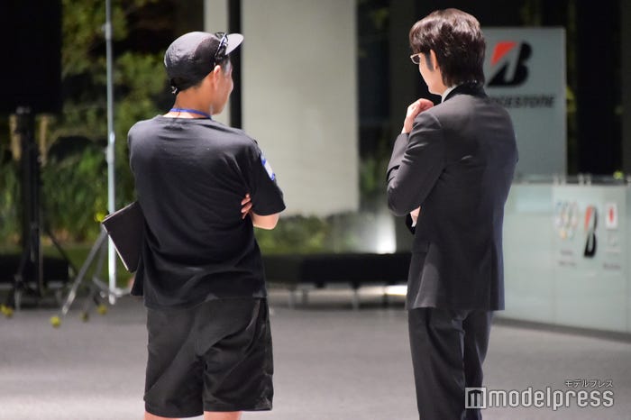 撮影前、スタッフと確認する綾野剛(C)モデルプレス