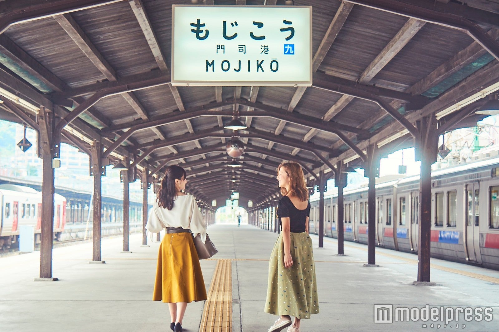 木造のプラットホームは、人気のフォトジェニックスポット。「もじこう」の駅名標がレトロ可愛い！（C）モデルプレス