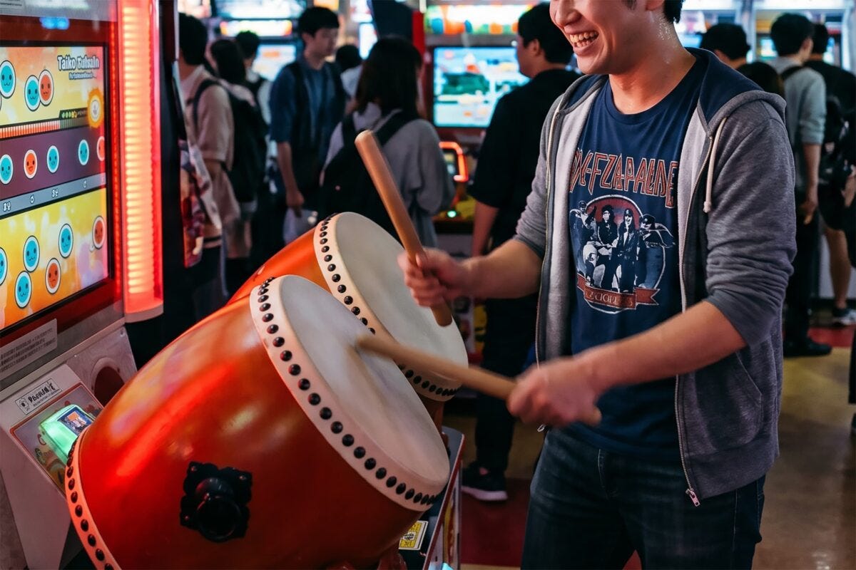 太鼓の達人で遊ぶ成人男性のイメージ