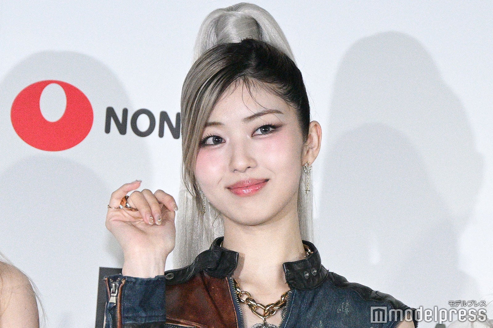 IS:SUE、“お揃い”金髪が映える アメカジ衣装で美スタイル披露