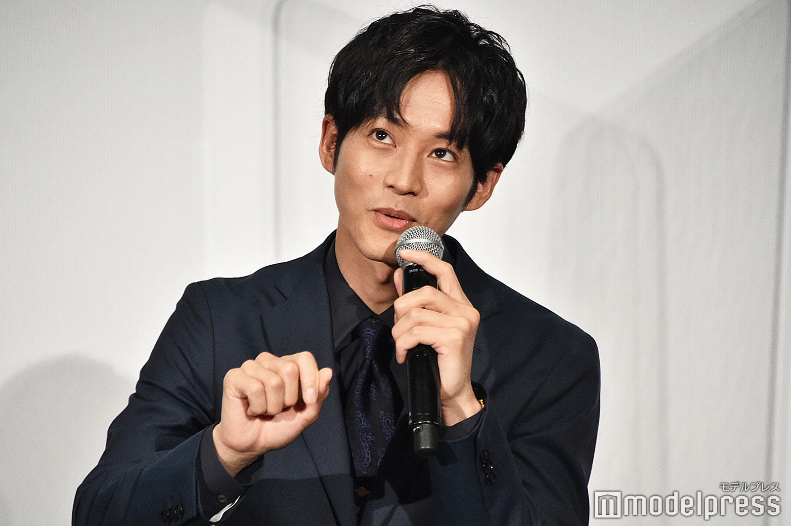 絵を描く仕草をして漫画家志望だったことをアピールした松坂桃李 （C）モデルプレス