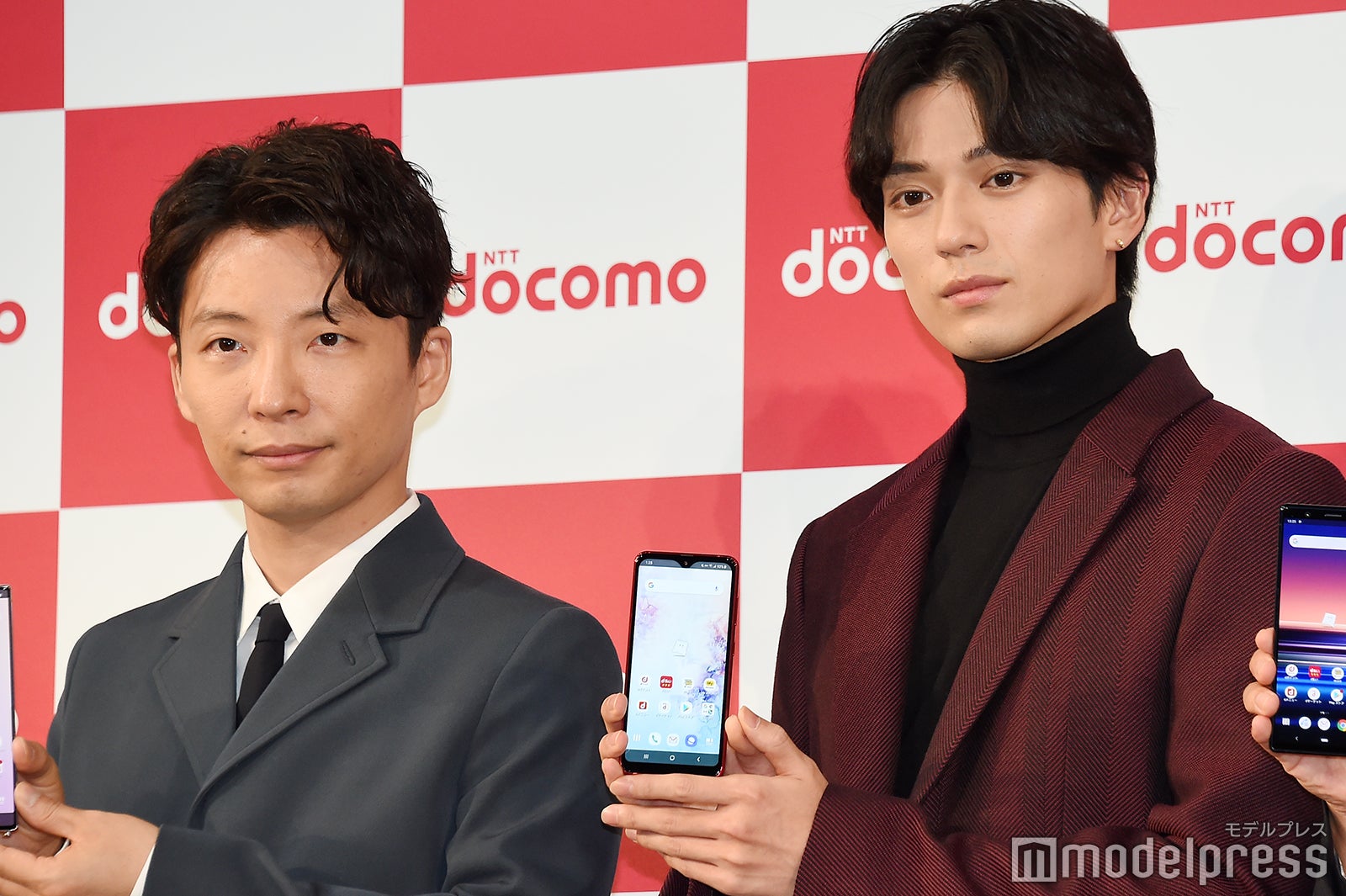 星野源、新田真剣佑（C）モデルプレス