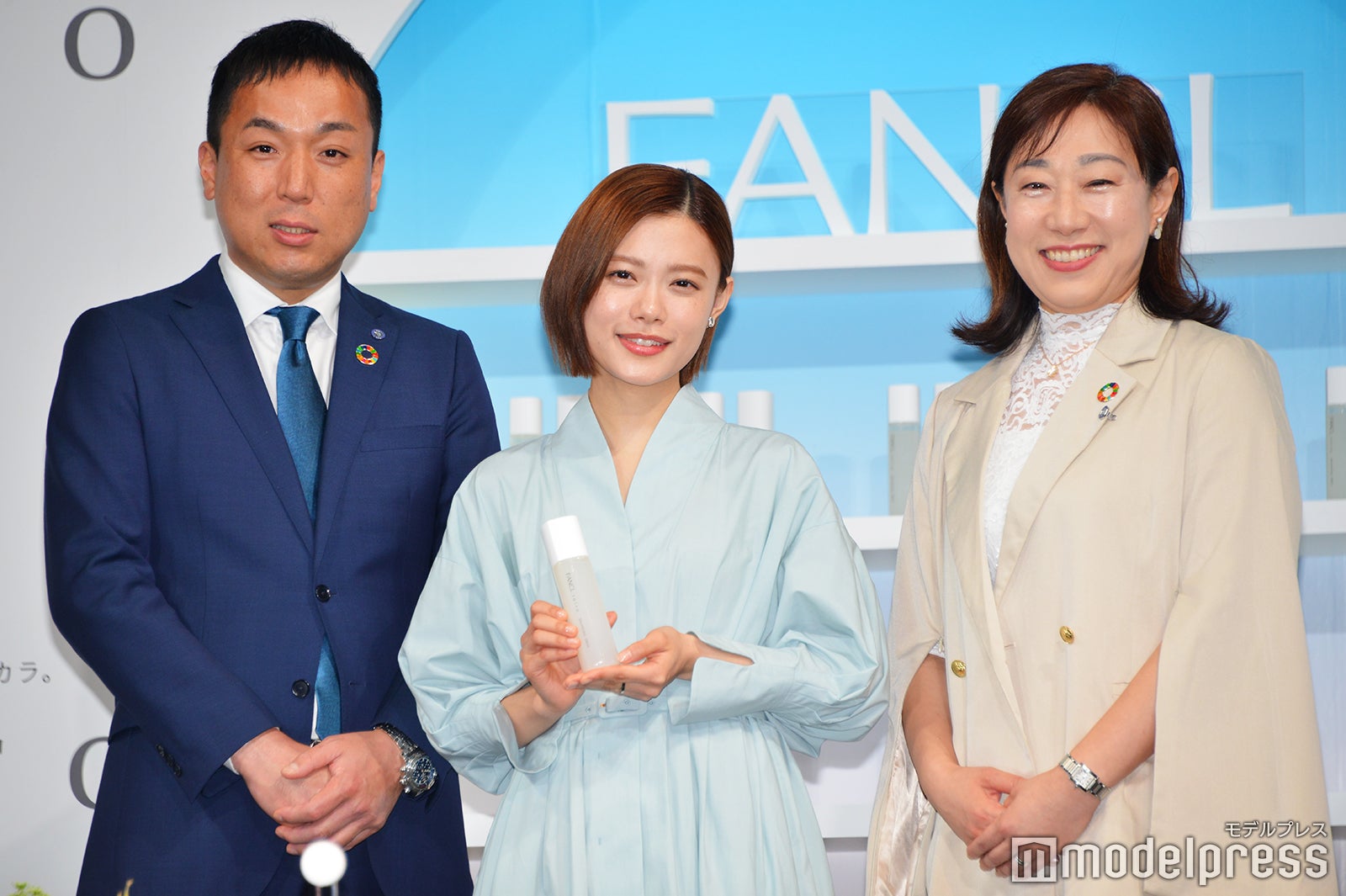 （左から） 堂下亮氏、杉咲花、土井幸永子氏（C）モデルプレス