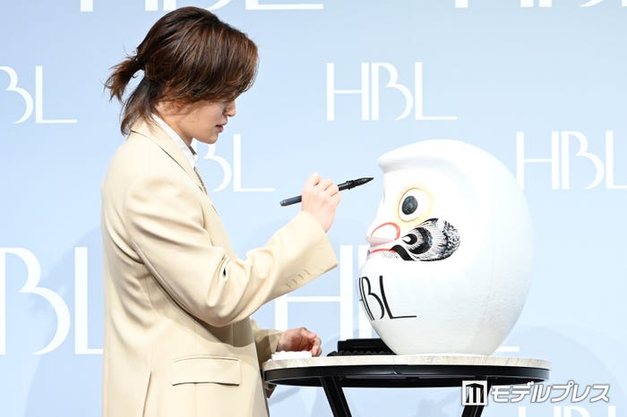 ダルマに眉毛を入れる菊池風磨(C)モデルプレス