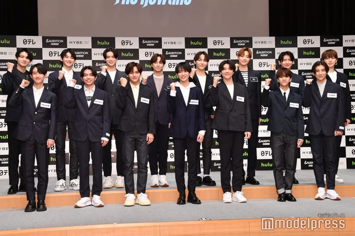 (前列左から)YEJUN、HAYATE、GAKU、HARUA、MAKI、MINHYUNG、YUMA(後列左から)HIKARU、JO、K、TAKI、NICHOLAS、EJ、JUNWON、FUMA(C)モデルプレス