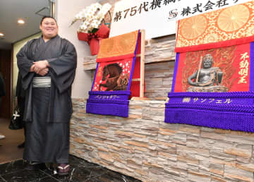 大の里 G1馬オーナーから化粧まわし贈呈 不動明王に「インパクト強い」