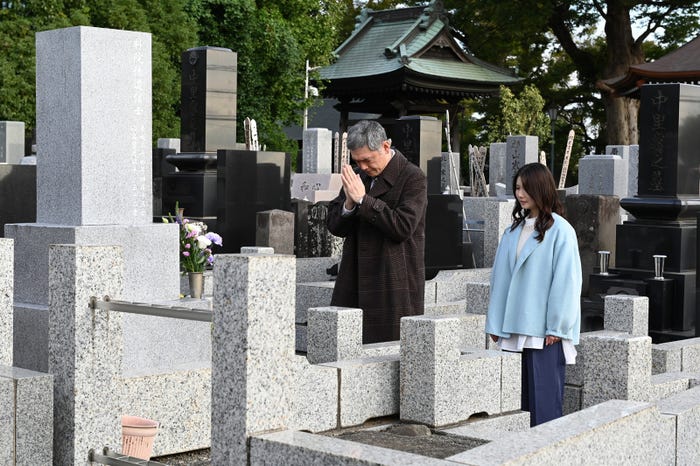 杉本哲太、小野花梨「スノードロップの初恋」第8話(C)カンテレ