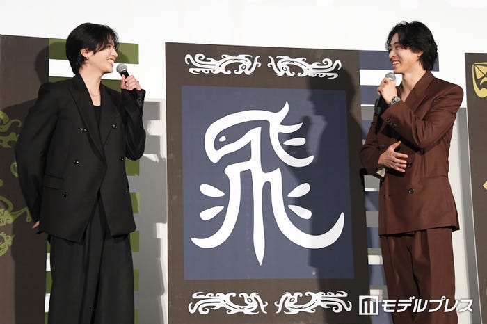 楽しそうな志尊淳と山崎賢人(C)モデルプレス