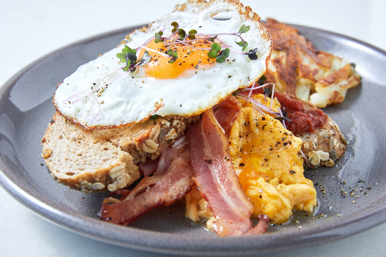 ｢竹鶏ファーム｣のチーズオムレツのオープンサンド1,200円+tax ／画像提供：ベイクルーズ