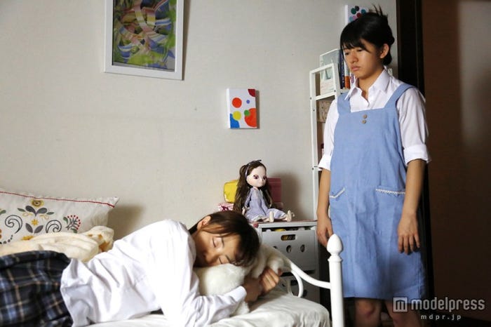 藤江れいな(左)、竹内美宥(右)/映画「眠り姫」より/(C)「眠り姫」製作委員会