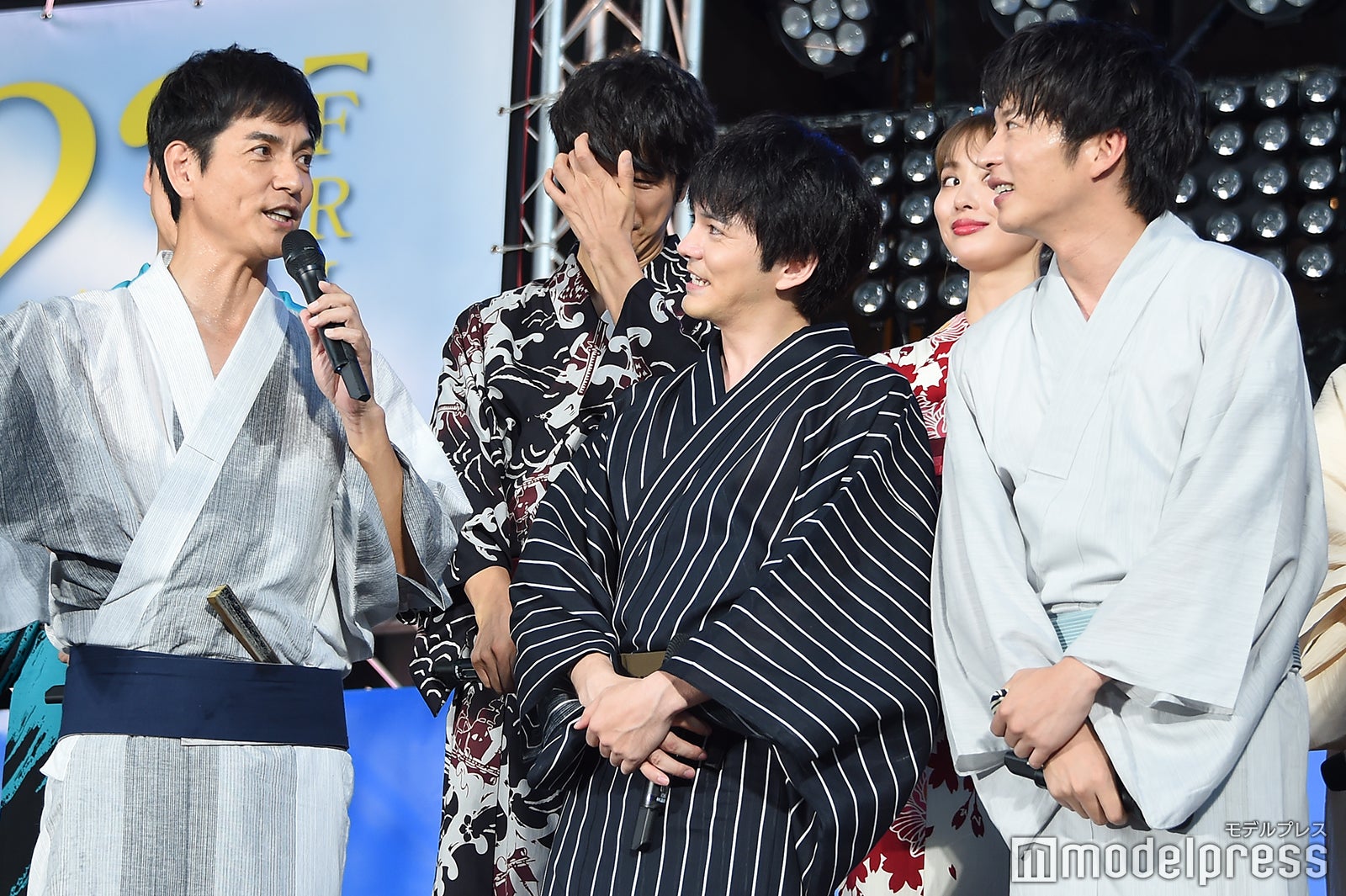 沢村一樹（左）が見どころを語る中、表情とポーズがシンクロしている林遣都＆田中圭（C）モデルプレス