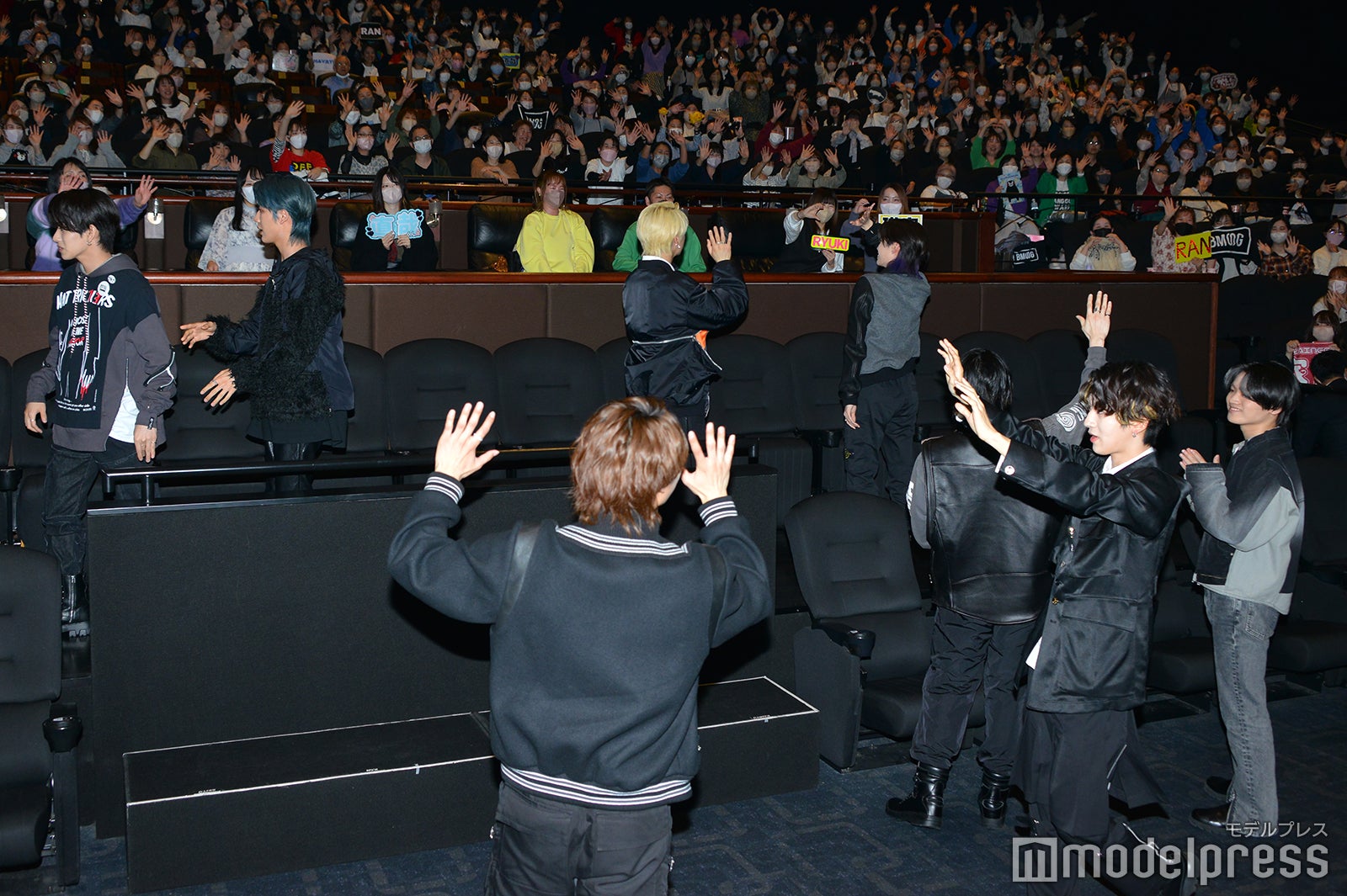 降壇直前までファンに手を振るメンバー（C）モデルプレス