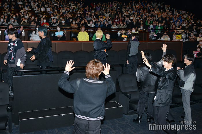 降壇直前までファンに手を振るメンバー(C)モデルプレス