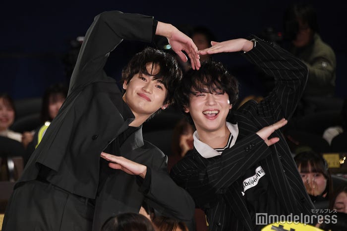 キュートなハートポーズで沸かせる西垣匠&ゆうたろう(C)モデルプレス