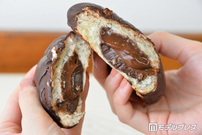 中にはとろっとしたチョコクリームが（C）モデルプレス