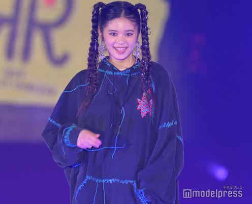 Girls2原田都愛、三つ編みツインテ×斬新パンツが可愛い 満開笑顔に観客釘付け<GirlsAward 2022 A/W>