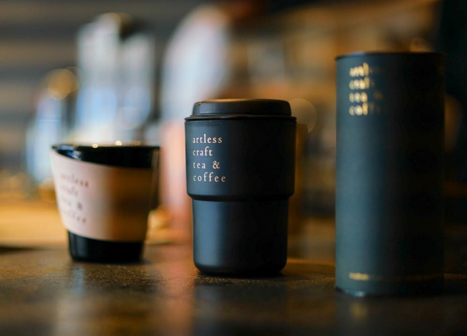 「artless craft tea &amp; coffee」のコーヒーとタンブラーと茶筒