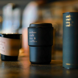 「artless craft tea & coffee」のコーヒーとタンブラーと茶筒