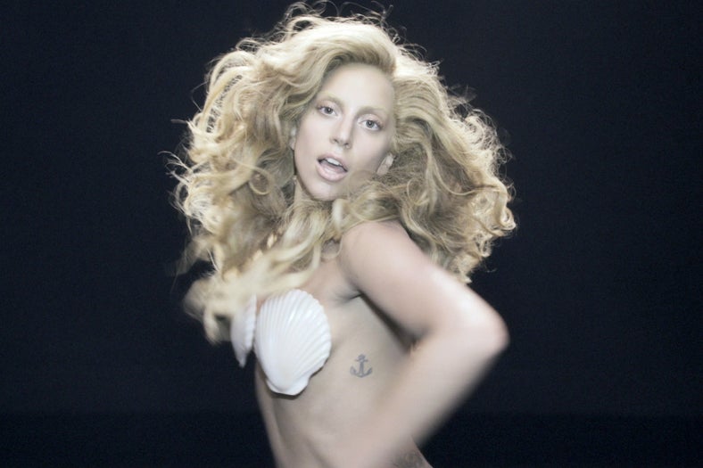 貝殻ビキニでセクシーな姿を披露したレディー・ガガ（「アプローズ」MVより）