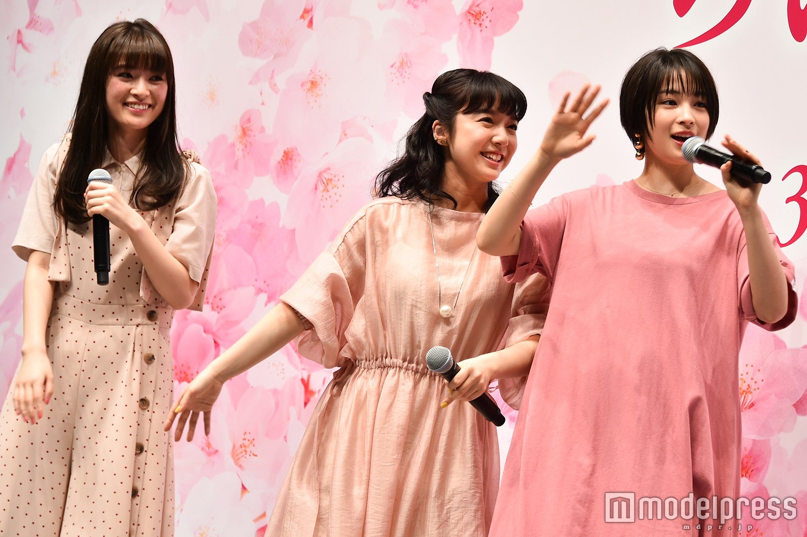 Perfume「無限未来」のダンスに挑戦する優希美青、上白石萌音、広瀬すず （C）モデルプレス