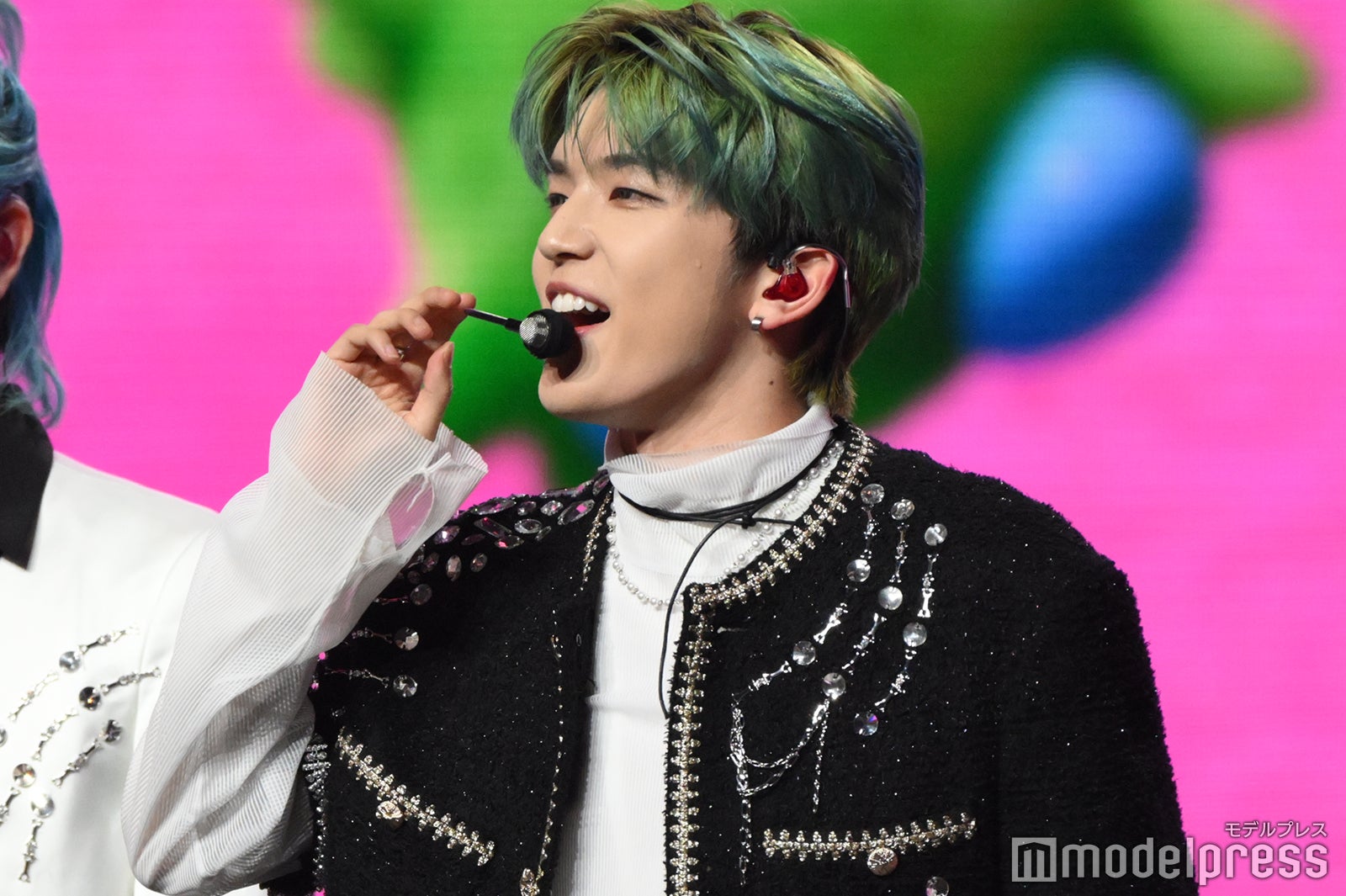 観客を煽る高塚大夢（C）モデルプレス