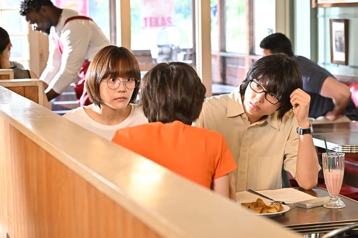 松井愛莉、松村北斗「西園寺さんは家事をしない」第8話より(C)TBS