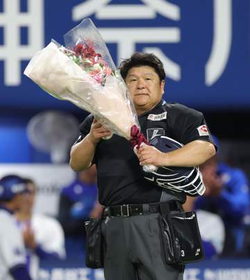 「卍ポーズ」でお馴染み 敷田審判員が通算2000試合出場達成 DeNAー巨人