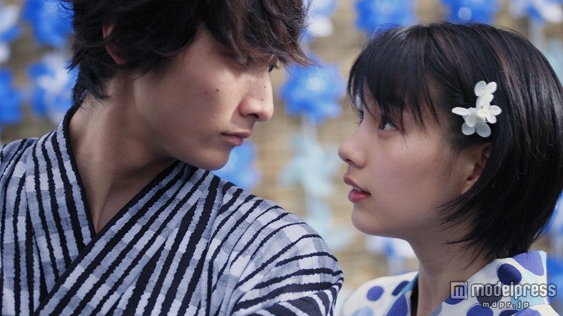 能年玲奈、浴衣姿で先輩と至近距離　現場全員が“胸キュン”現象