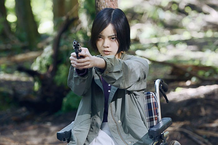 ヒナコ(平手友梨奈)/(C)2021「ザ・ファブル 殺さない殺し屋」製作委員会