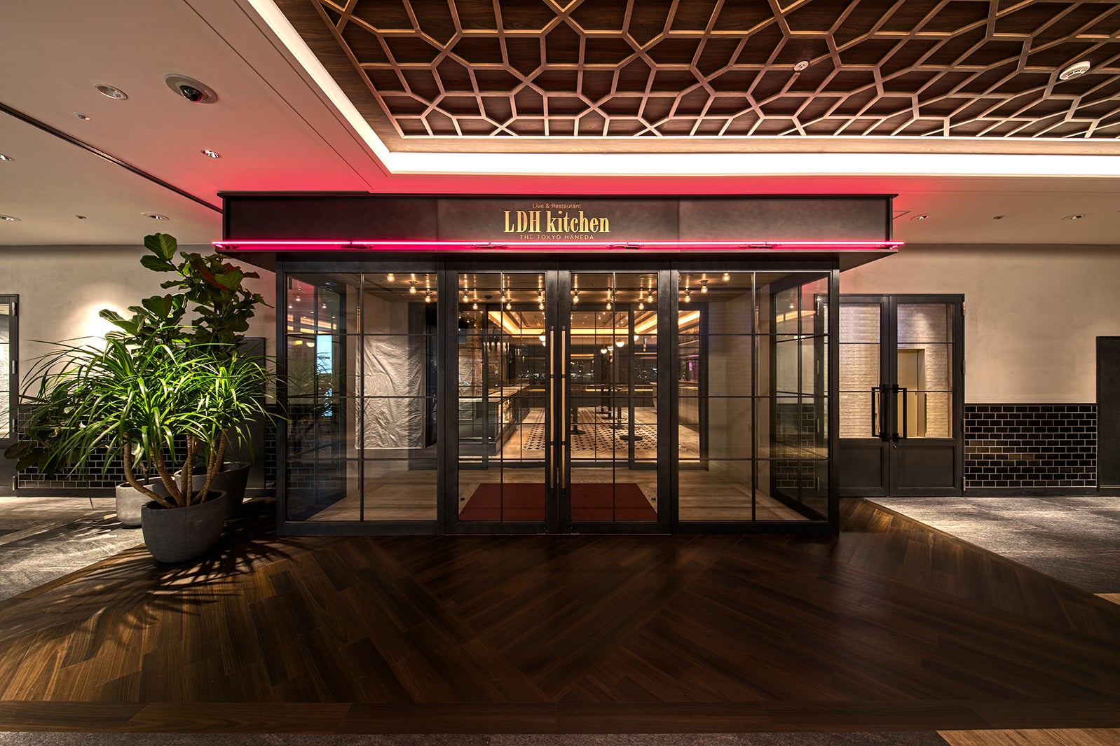 「LDH kitchen THE TOKYO HANEDA」入り口 （提供画像）