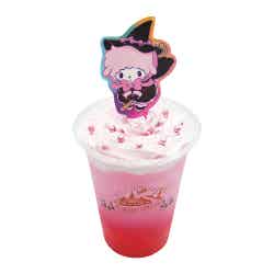 マイスウィートピアノのピンクカルピスソーダ 900円(C)2025 SANRIO CO., LTD. TOKYO, JAPAN 著作 株式会社サンリオ