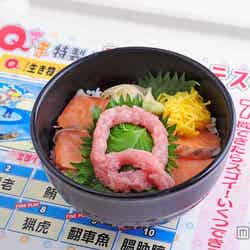 「Qさま！！特製！頭が良くなるテスト付き！インテリ海鮮丼」／画像提供：テレビ朝日