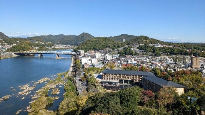 国宝犬山城の天守から木曽川とホテル（右下部分）を望む