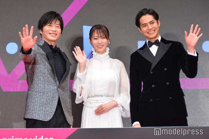 「A 2 Z」が世界に発信されるので笑顔でアピールする田中圭、深田恭子、片寄涼太(C)モデルプレス