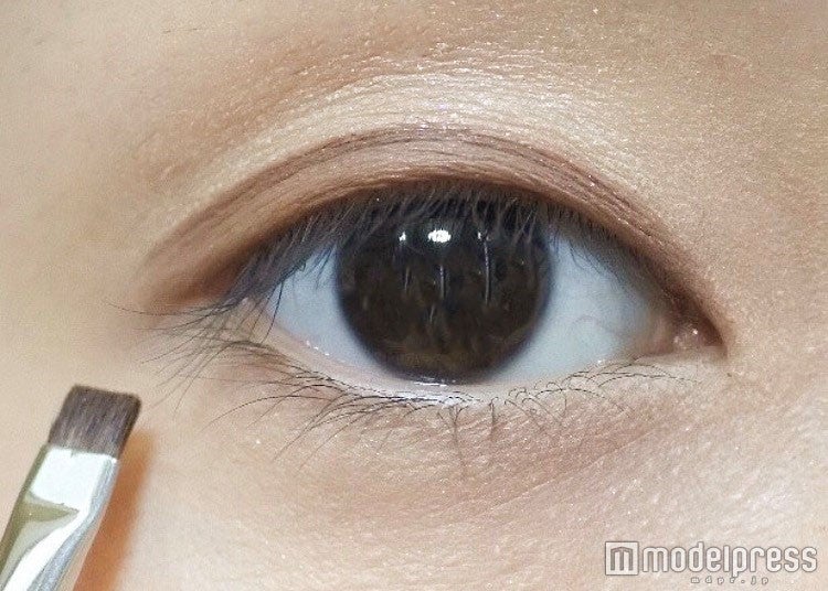 平筆で疑似二重ラインをなぞる／写真：MAKO（C）モデルプレス