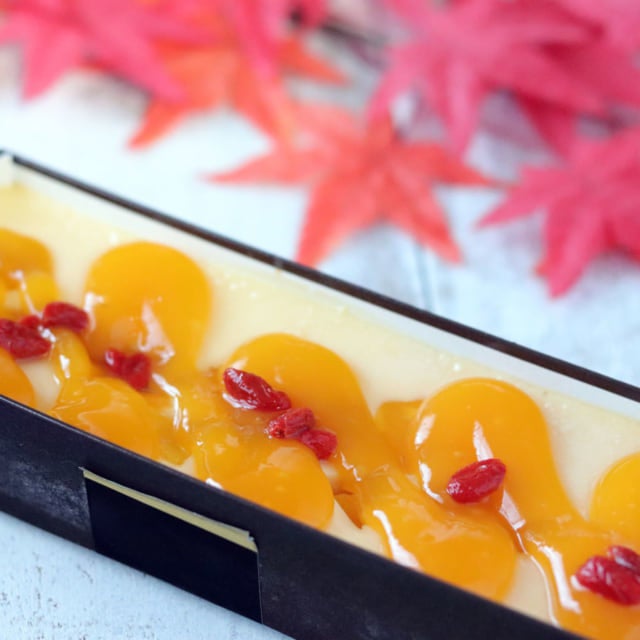 成城石井マンゴーとゴジベリーの杏仁チーズケーキのふたを開けたところ