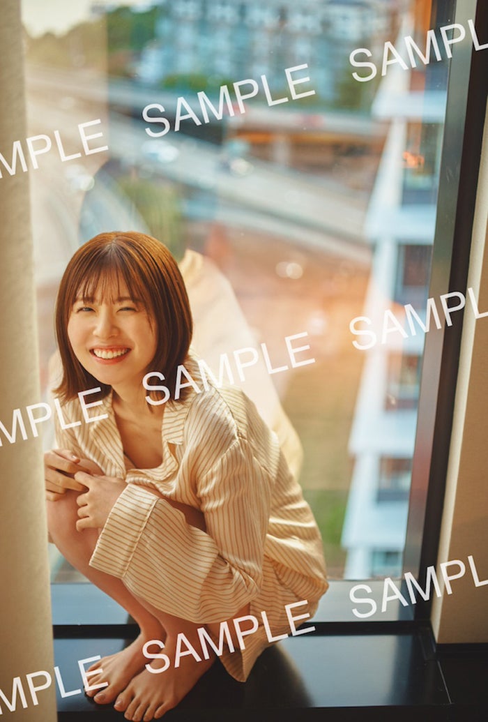 日向坂46松田好花、パジャマ姿ではにかむ 1st写真集封入ポストカード第5弾解禁【振り向いて】