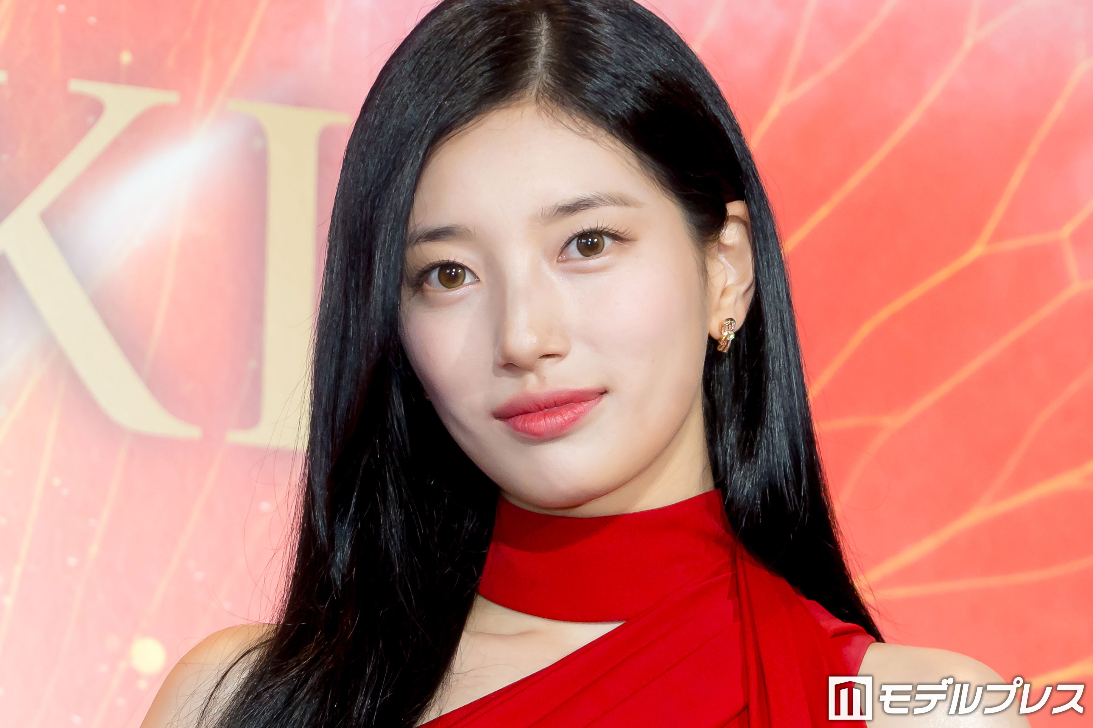 スジ、美スタイル際立つ真紅ノースリドレスで登場「気分に大きな影響を与える」もの明かす