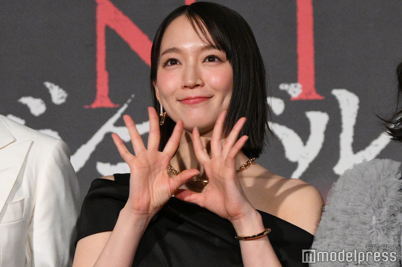 ファンに手を振る吉岡里帆（C）モデルプレス