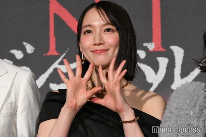 ファンに手を振る吉岡里帆(C)モデルプレス