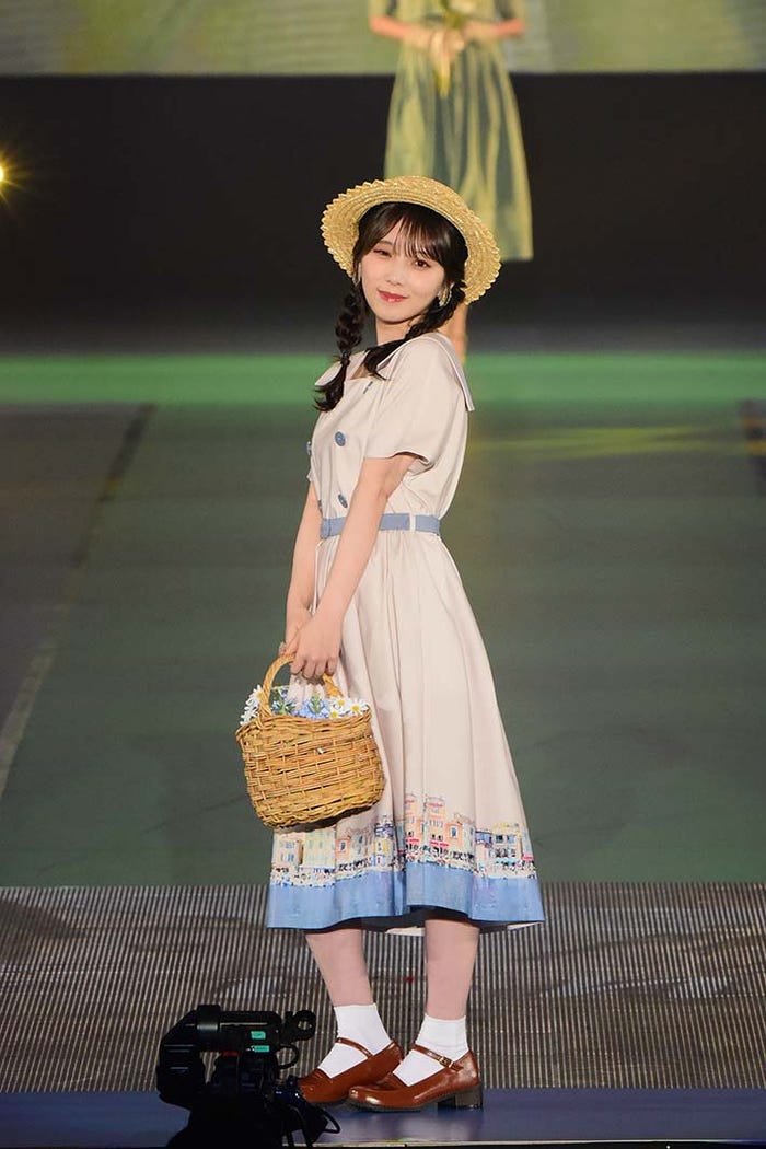 与田祐希(C)Rakuten GirlsAward 2023 S/S
