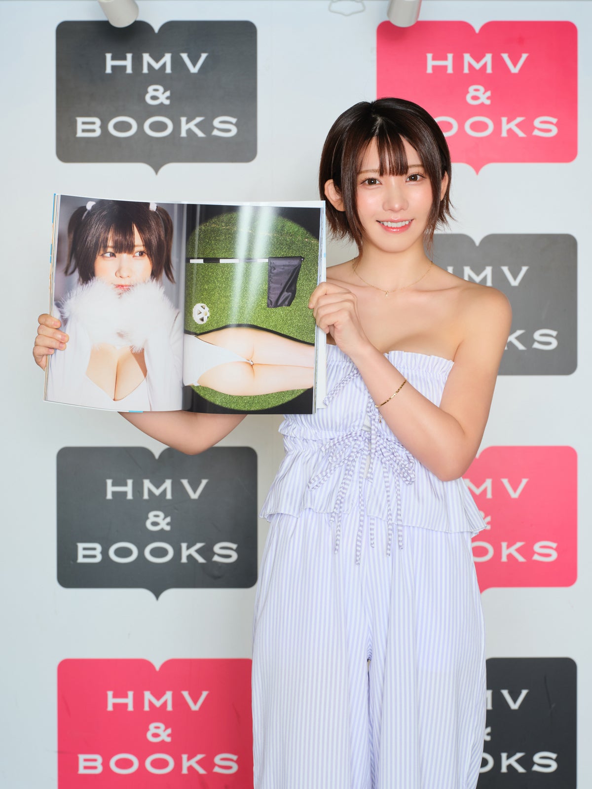 画像1/13) えなこ、スタッフ驚きの大胆グラビア披露 最新写真集