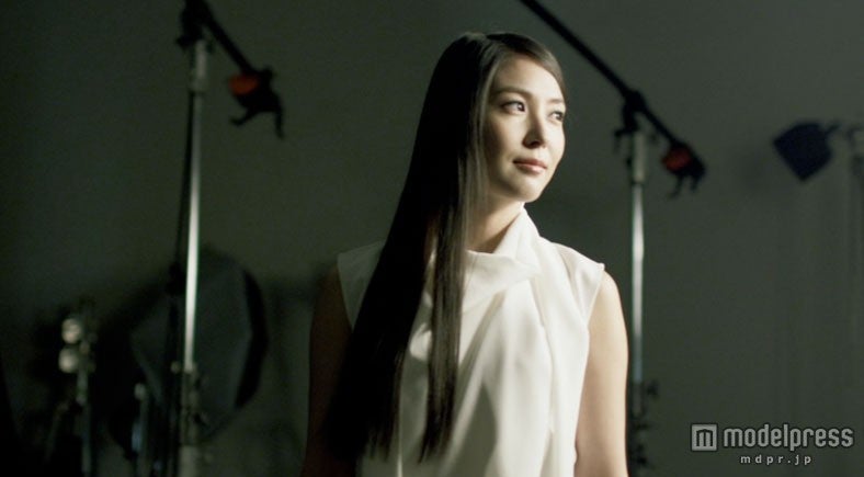 輝く美貌でカメラの前に立つ／「First Time」MVより