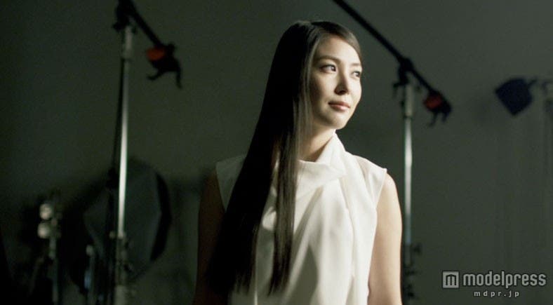 輝く美貌でカメラの前に立つ/「First Time」MVより