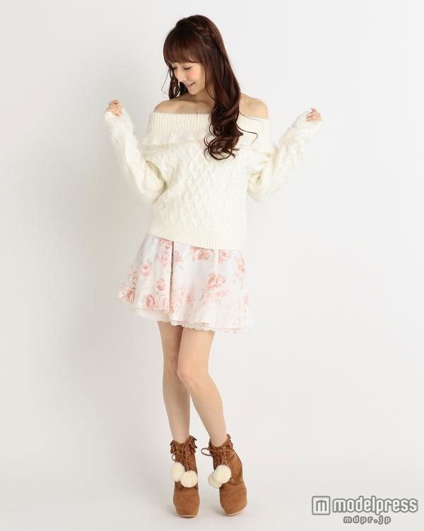 バックリボンオフショルトップス「LIZ LISA」7,452円（税込）／画像提供：Tokyo Kawaii Life