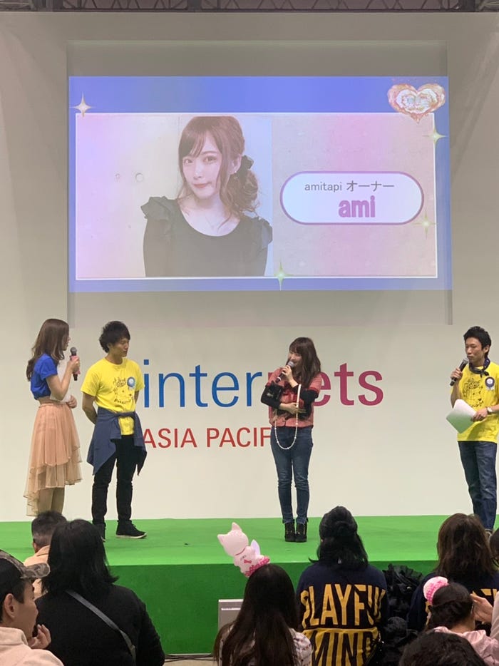 トークショーに参加するamiと愛犬・ショコラ(提供写真)